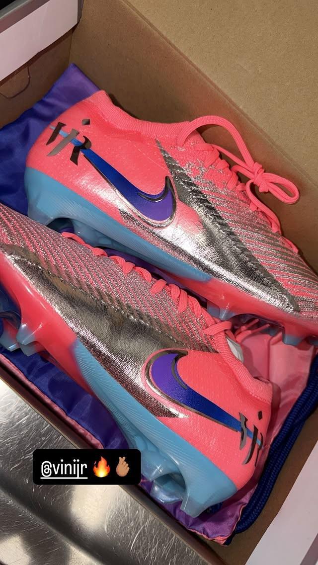 开云体育-愿望达成,索博斯洛伊晒维尼修斯送给他的后者专属战靴